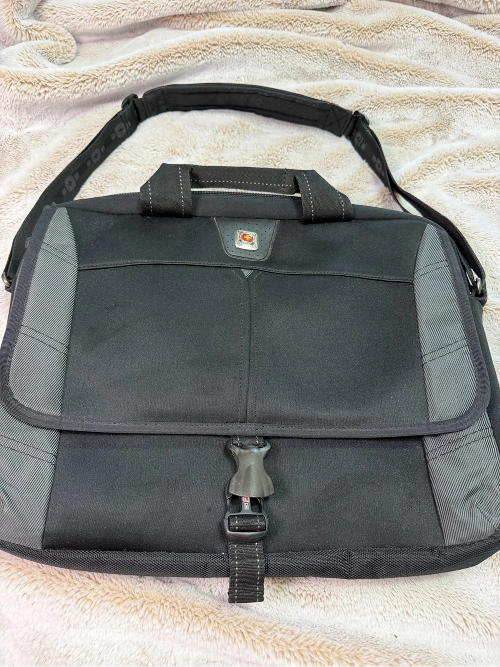 SwissGear Wenger black messenger laptop bag Y2K office computer briefcase